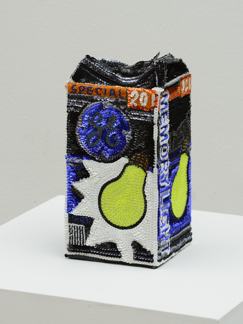 "General Electric Flowerpot Memory Light Hard" 2012-15, paillettes cucite a mano su tela, ferro e smalto, 24 x 13 x 13 cm