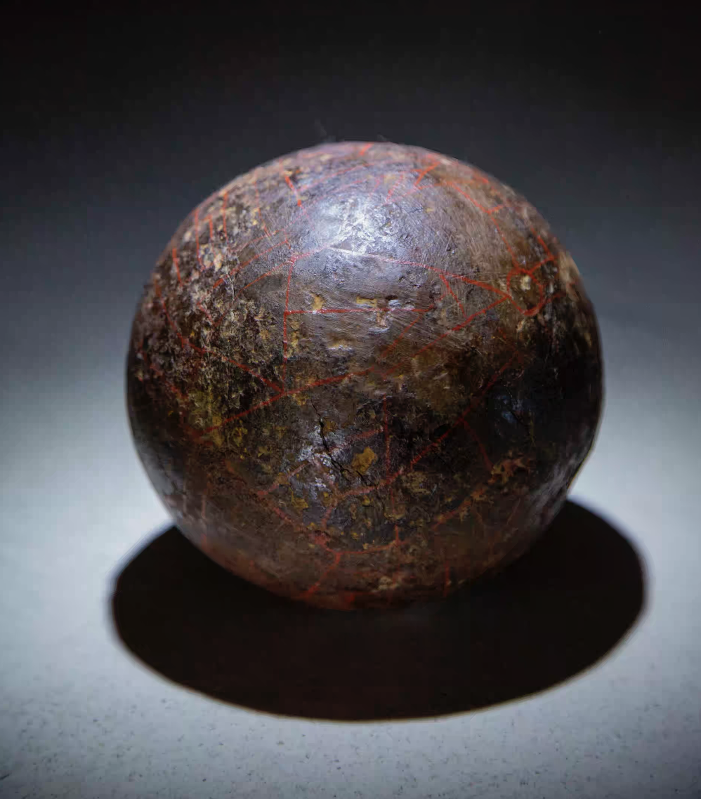 "Città di bolo" 2021, palla di cannone antica dipinta a mano con bolo, d.5 cm circa