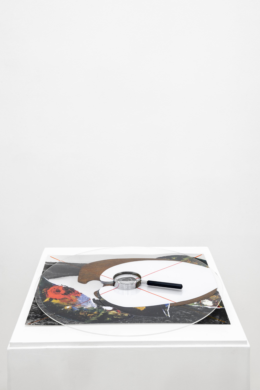 "Fuori tempo" 2022, Collage su carta, stampe, plexiglass, tavolozza antica in legno, lente di ingrandimento, teca in plexiglass, base in legno bianca, 55 x 55 x 55 cm + base